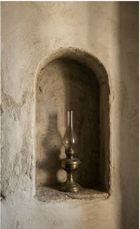 nicchia nel muro con lampada ad olio